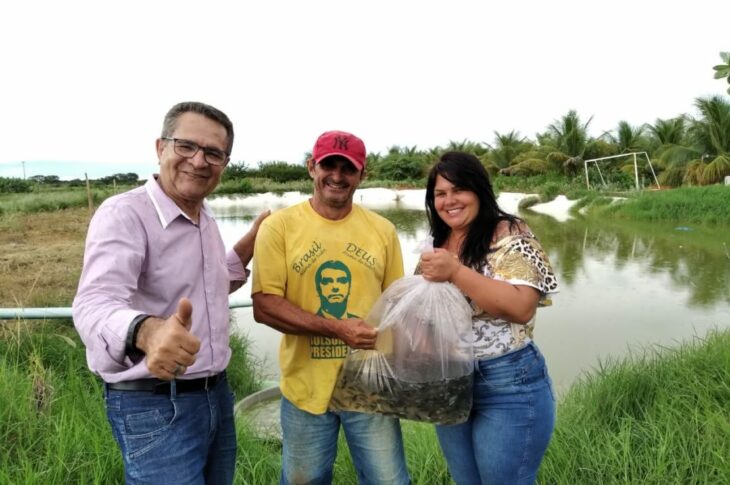 Distribuição de alevinos em Serra do Ramalho.Foto: Tony Filardi.