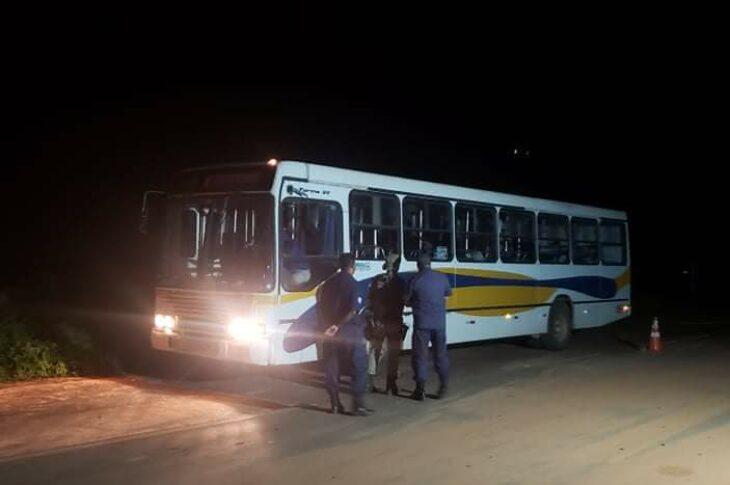Ônibus é interceptado na BR-135 em Cocos.Foto: divulgação.