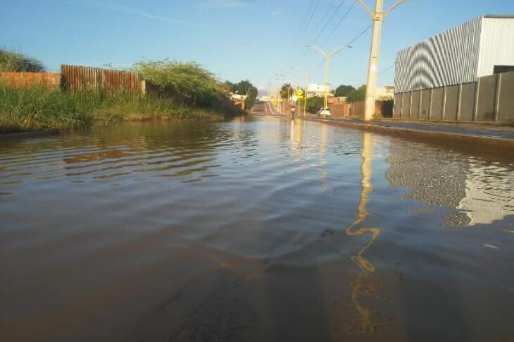 Avenida Antonieta Pimentel alagada,em Guanambi.