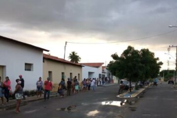 Fila na casa lotérica de Malhada. Foto: leitor Folha do Vale.
