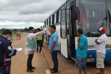 Ônibus é interceptado na BR-135, em Montalvânia. Foto: Reprodução.