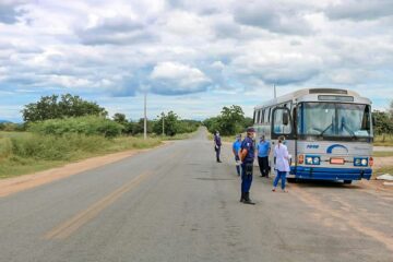 Ônibus com 16 passageiros é interceptado na manhã de quinta-feira (23),em Matina.Foto: Divulgação.