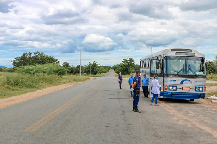 Ônibus com 16 passageiros é interceptado na manhã de quinta-feira (23),em Matina.Foto: Divulgação.