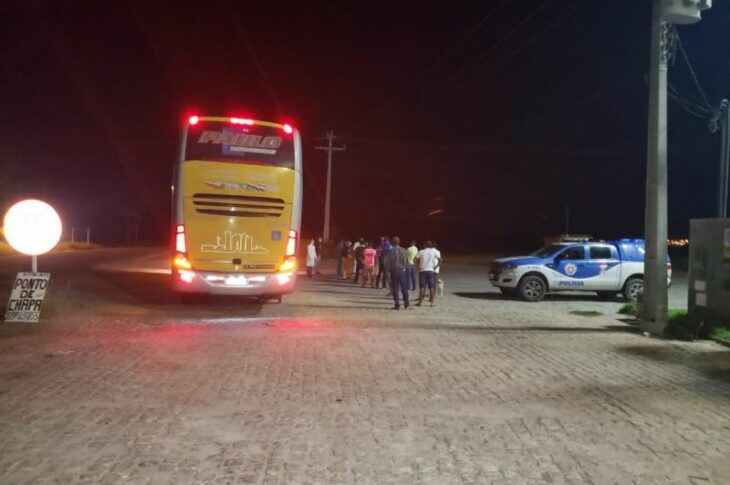 Ônibus apreendido na BR-122 transportando passageiros clandestinamente. Foto: Reprodução Vilson Nunes.