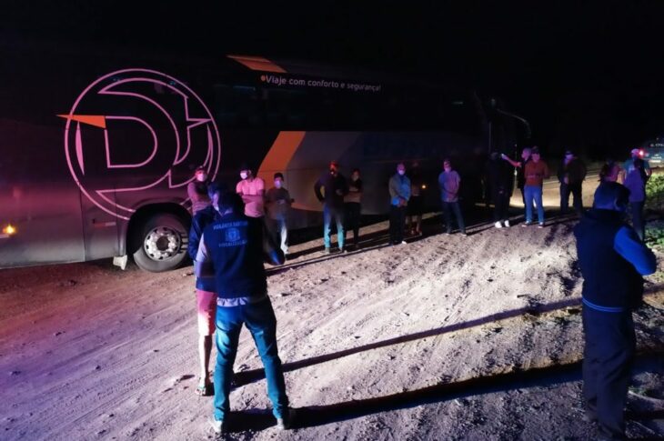 Ônibus é apreendido na BR-122 por infringir decreto anticovid-19.Foto: 17° BPM.