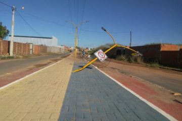 Motorista perde controle da direção e bate em poste em Guanambi.