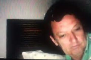 Charles é flagrado dormindo durante votação;Foto: reprodução.