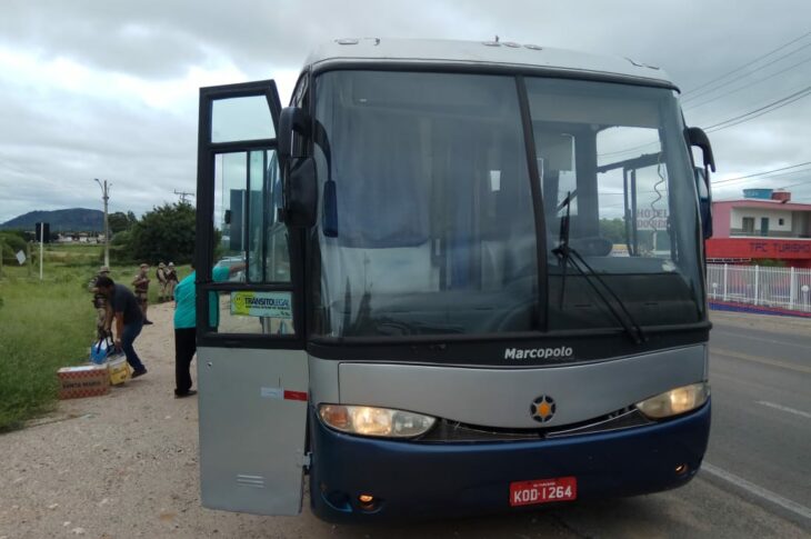 Ônibus é apreendido na BR-030 em Guanambi por infringir decreto anticovid-19.Foto: 17º BPM.