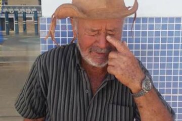 Salustiano Silva Souza procura pelos filhos em Aracatu. Foto: Enne Sena.