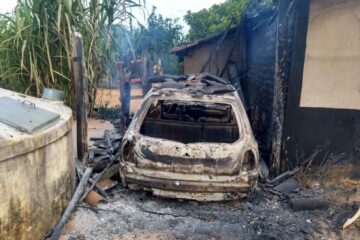 Carro incendiado em Carinhanha. Foto: rede social.