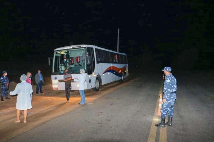 Ônibus abordado na barreira sanitária, em Matina. Foto: ASCOM.