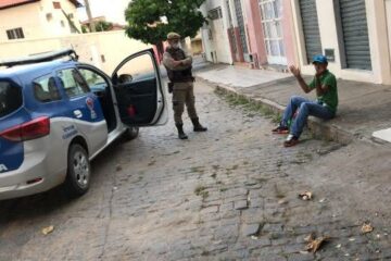 Clarismundo contido após atacar a agência dos Correios. Foto: divulgação.