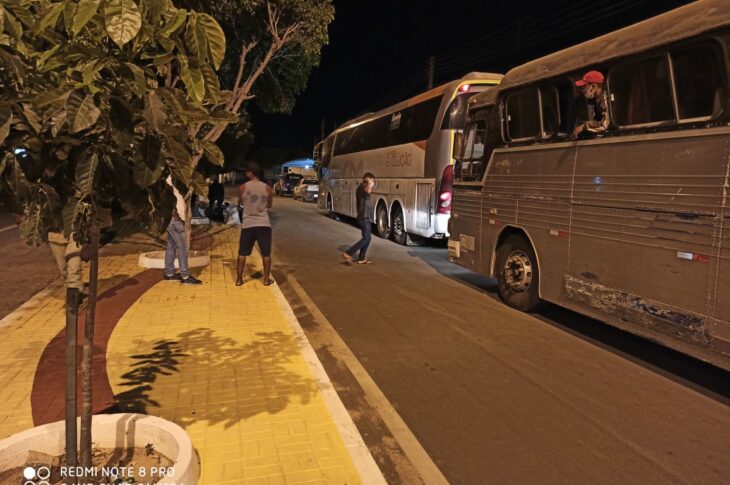 Ônibus apreendidos em Pindaí com 92 passageiros. Foto: PM.