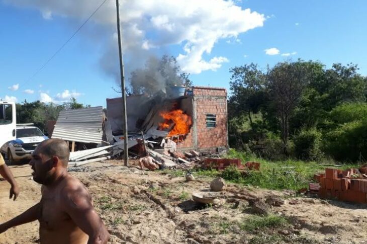 Residência incendiada no povoado de Mato Grosso, em Pindaí. Foto: reprodução internet.