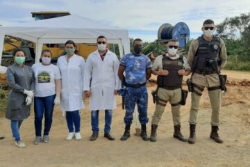 Equipe na barreira de Feira da Mata. Foto: divulgação.