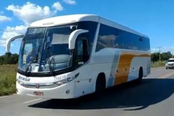 Coletivo sendo escoltado na BR-349. Foto: PM.