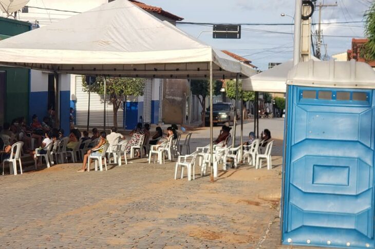 Tendas, cadeiras e banheiro.