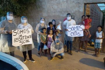 A equipe do CRAS visitando famílias. Foto: divulgação.