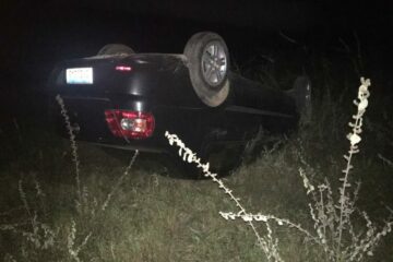 Carro capota na BA-263 em Sebastião Laranjeiras. Foto: Radialista José Geraldo/Tropical FM.