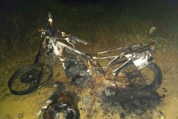 Moto é queimada na zona rural de Carinhanha. Foto: divulgação.