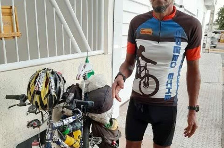 O ciclista José Miguel de 55 anos, passou por Guanambi. Foto: Blog do Latinha.