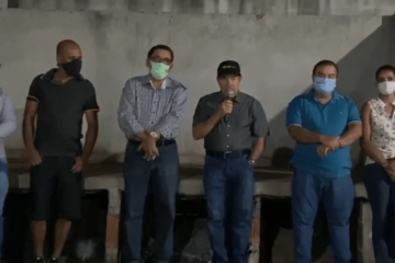 Reunião do prefeito com Dezin na noite de sábado (27). Foto: reprodução.