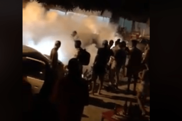 Aglomeração na Praça da Matriz, em Carinhanha, na noite de sábado (27). Foto: reprodução.