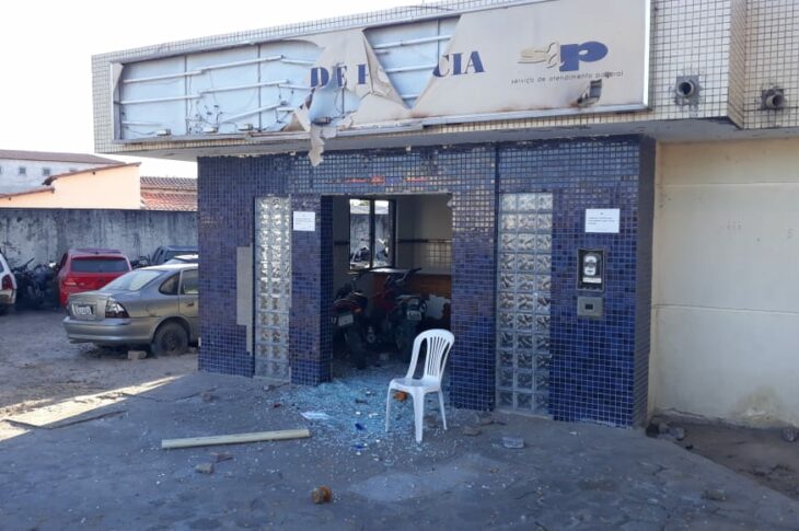Delegacia de Carinhanha é quebrada. Foto: reprodução.