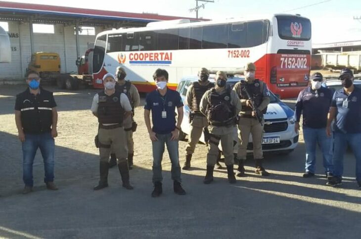 Ônibus apreendidos na manhã desta sexta-feira (26), em Guanambi. Foto: divulgação.