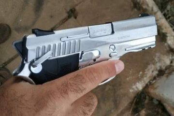 A arma foi apreendida na residência das vítimas. Imagem ilustrativa.