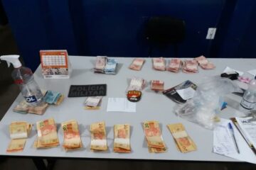 Dinheiro apreendido dentro de carro em Livramento de Nossa Senhora. Foto: reprodução/Achei Sudoeste