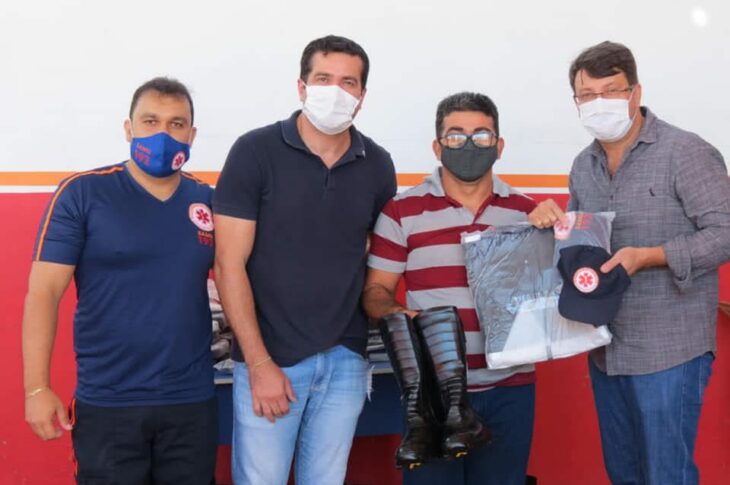 Prefeito entregando uniformes.