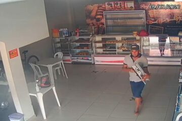 Imagem mostra o momento do furto em uma padaria em Guanambi. J.D.S foi preso.