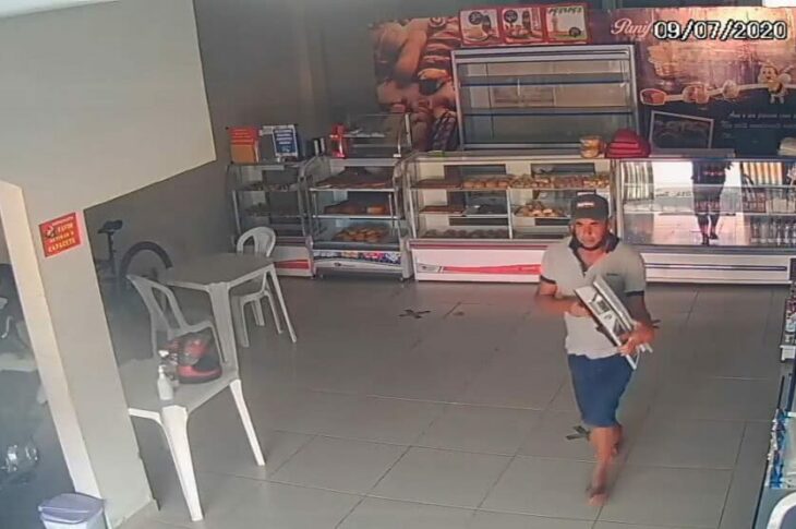 Imagem mostra o momento do furto em uma padaria em Guanambi. J.D.S foi preso.