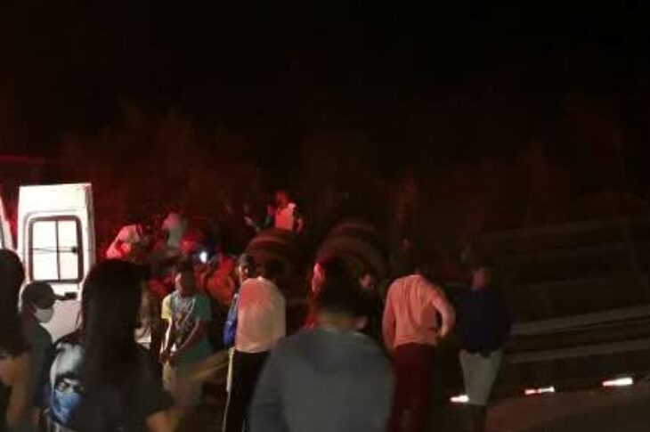 Carreta tomba na BA-611 em Caetité. Foto: enviada por leitor do Portal Folha do Vale.