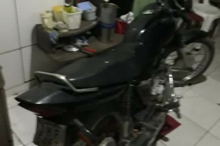 Motocicleta recuperada em Carinhanha. Foto: Edgar.