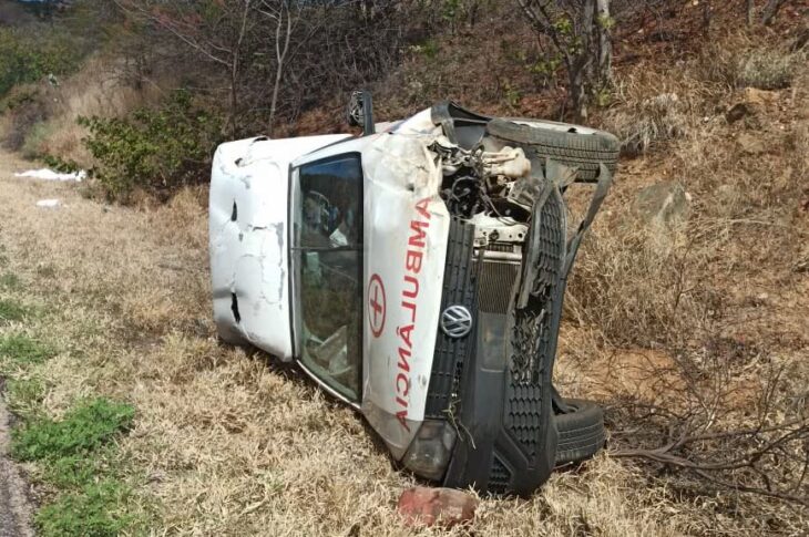 O acidente envolvendo uma ambulância de Livramento de Nossa Senhora ocorreu na BA-148, em Dom Basílio, nesta quinta-feira (16). Foto: reprodução rede social.