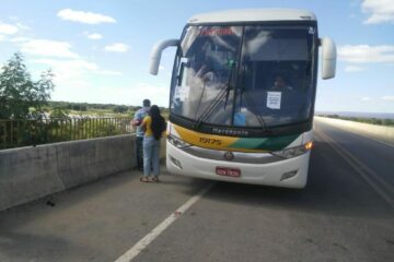 Ônibus na BR-030 em Carinhanha na manhã deste sábado (18).