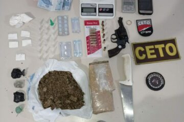 Material apreendido com o comerciante Carlos Roberto Nascimento Silva, em Guanambi, na tarde de quinta-feira (12). Foto: PM.