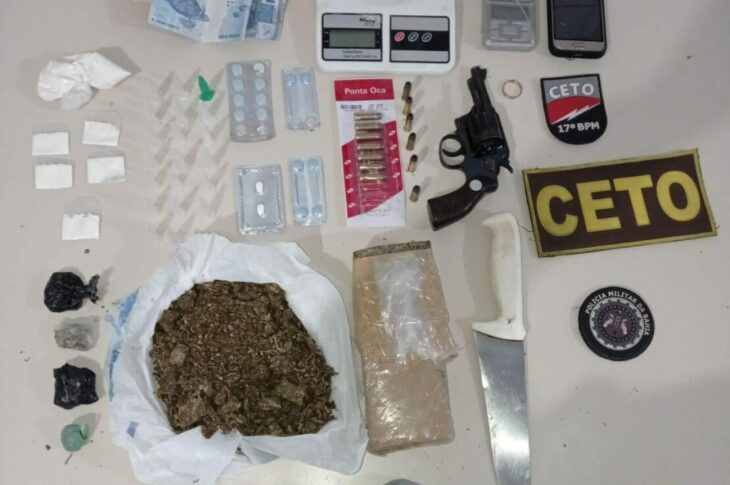 Material apreendido com o comerciante Carlos Roberto Nascimento Silva, em Guanambi, na tarde de quinta-feira (12). Foto: PM.