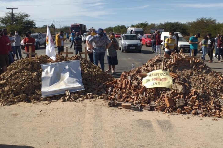 Manifestantes fecham BA-160 em Bom Jesus da Lapa. Foto: reprodução rede social.