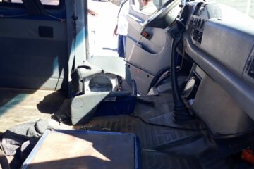 Motorista bate carro dirigindo sentado em uma lata de tinta. Foto: Smtran.