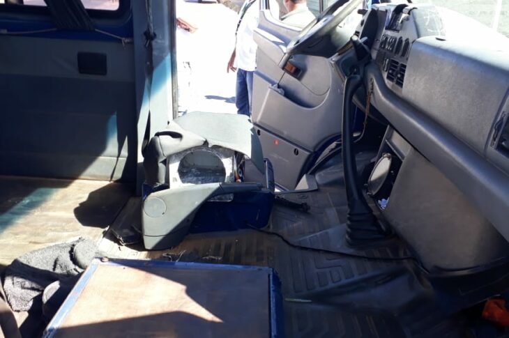 Motorista bate carro dirigindo sentado em uma lata de tinta. Foto: Smtran.