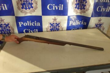 Arma apreendida na casa de Bim. Foto: PC