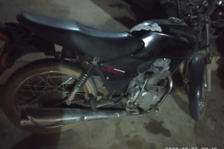 Motocicleta é recuperada pela Polícia Militar de Candiba recupera moto furtada em Sebastião Laranjeiras. Foto: reprodução PM