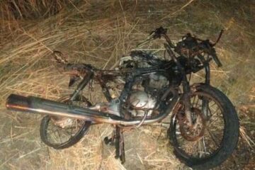 O fogo consumiu mais de 80% da motocicleta após o acidente na BR-122, em Guanambi. Foto: reprodução rede social.
