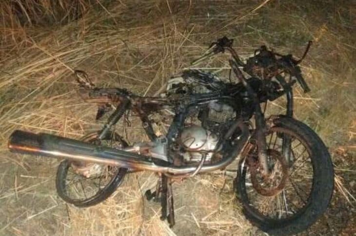 O fogo consumiu mais de 80% da motocicleta após o acidente na BR-122, em Guanambi. Foto: reprodução rede social.