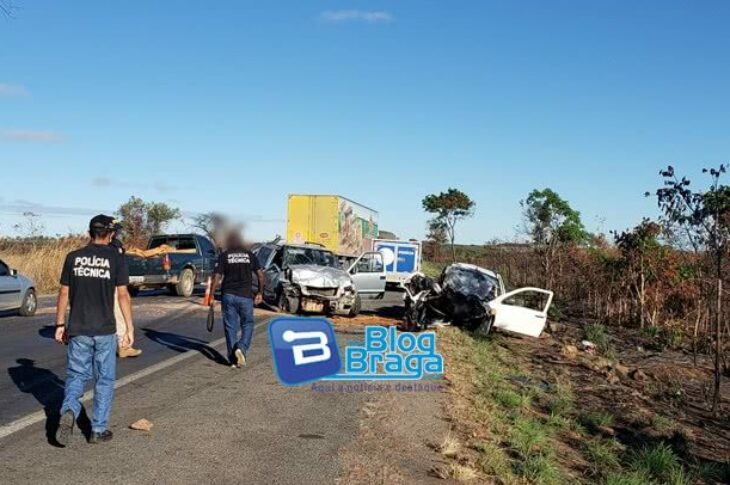 Acidente envolvendo dois carros na BR-242. Foto: reprodução Blog do braga.