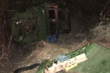 O Jeep capotou na Ladeira do Mota, na BR-030, em Palmas de Monte Alto. Foto: Reprodução portal Vilson Nunes.