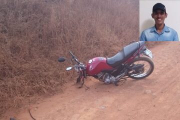 A motocicleta ficou parcialmente destruída depois de colidir contra um carro, na tarde de sábado (8), em Caculé. Foto: reprodução Informe Cidade.